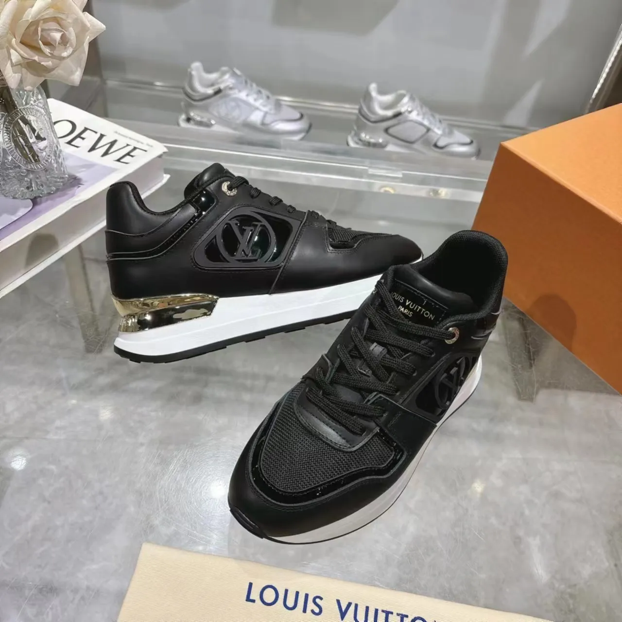 👟👟Ex-factory price 640👟👟 Men's size +10 Louis Vuitton's official website synchronizes the 2024 couple's models, this Neo Run Away sneakers are inspired by running shoes, integrating LV's iconic must-have shoes into the trend. This version is a 1:1 replica of the original version, reinterpreting Damier canvas with cow leather and mesh fabrics, highlighting its simple lines and unique wedge outsole. The main details include the LV initials on the side and the engraved gold heel stabilizer on the back plus a hidden insole. 2cm. Sizes 35-42, 39-46. Full package. High version. New and old customers are welcome to inquire.